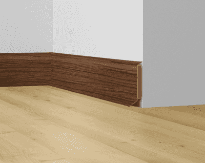 S60 2371 Teak gebeizt Kernsockelleiste